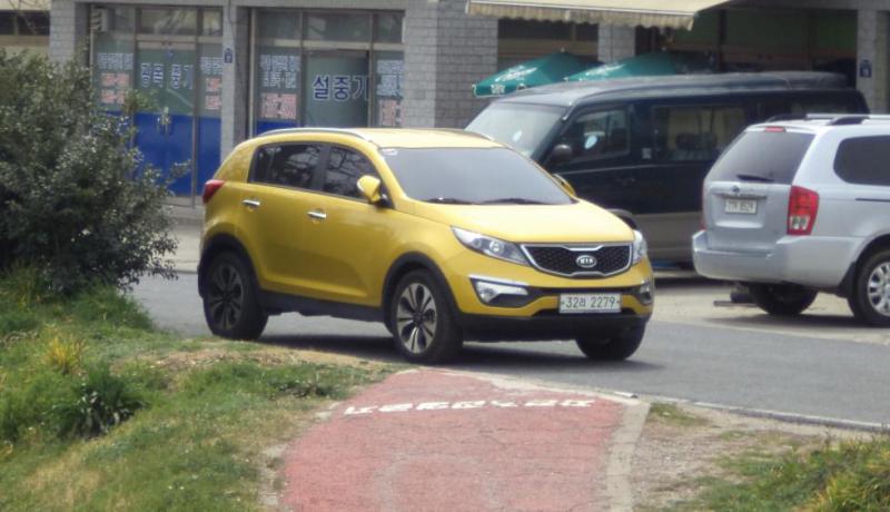 Kia Sportage yellow.jpg